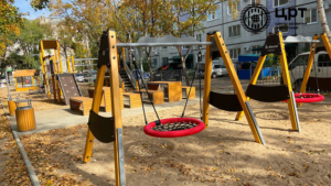 В Благовещенске преобразили двор с учётом пожеланий местных жителей - gtrkamur.ru