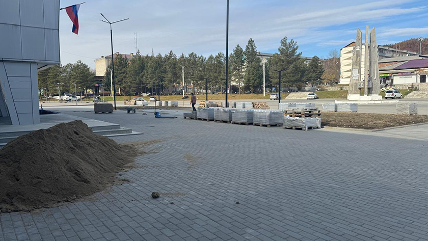 В Зее подрядчик за свой счет перекладывает плитку на площади Шохина - gtrkamur.ru