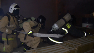 Тренировочные учения по газодымозащите провели для начинающих огнеборцев в областном центре - gtrkamur.ru