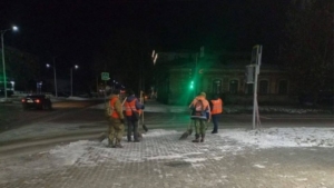 Зима пришла: в Благовещенске расчищают дороги, тротуары и остановки от снега - gtrkamur.ru