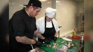 Секреты от лучших шефов: в Амурском колледже сервиса учат готовить блюда дальневосточной кухни - gtrkamur.ru