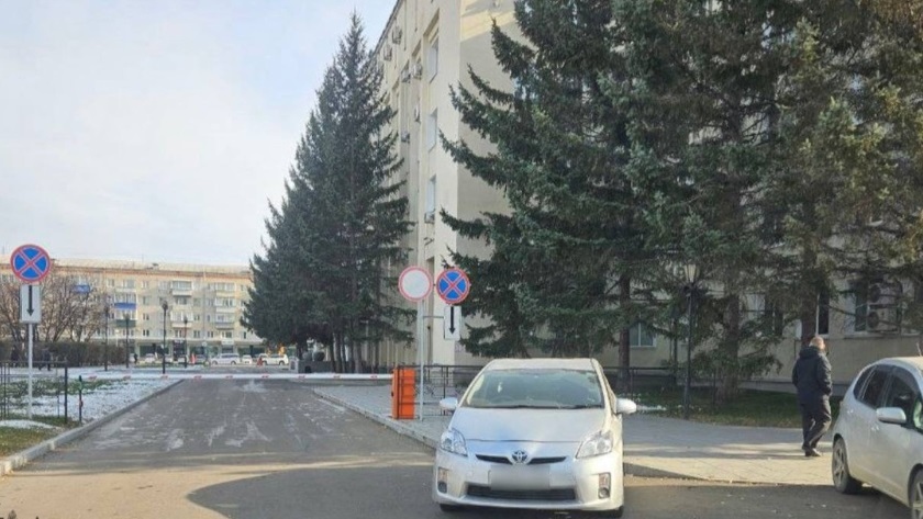 Водителя оштрафовали за неправильную парковку в центре Благовещенска - gtrkamur.ru