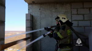 Тушение пожара на высоте 50 метров: огнеборцы провели учения в Благовещенске - gtrkamur.ru