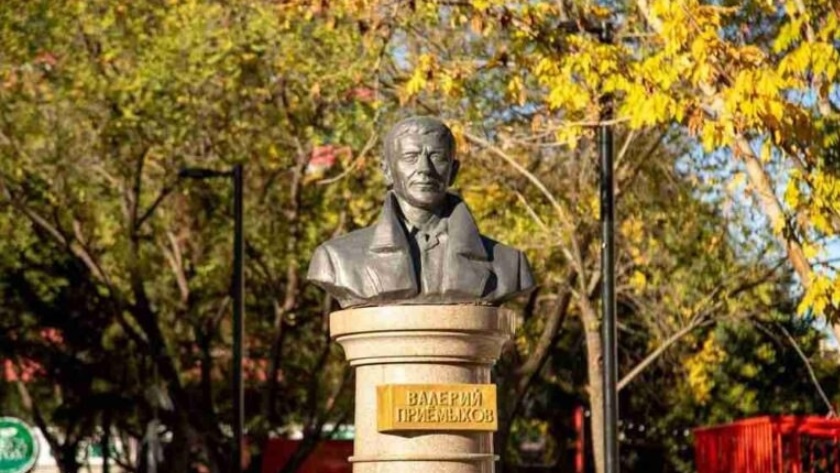 Готовы к премьере? В Благовещенске открывается киносквер имени Валерия Приёмыхова - gtrkamur.ru