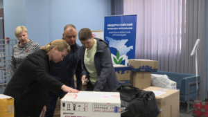 Две машины и полезный груз передали амурские энергетики бойцам СВО - gtrkamur.ru