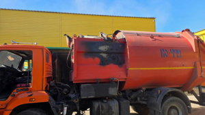 Возгорание мусоровоза произошло в амурской столице — предварительной причиной стала зола - gtrkamur.ru