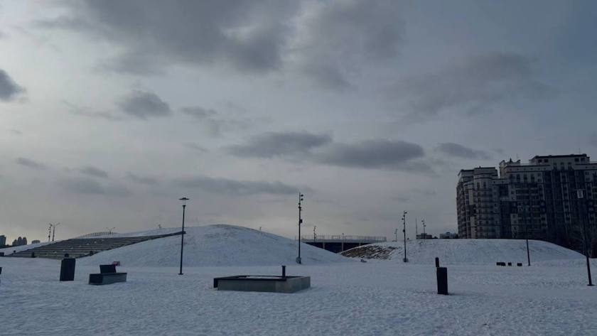 Горки под запретом: на набережной Благовещенска начали бороться с катанием с холмов Трибуны Холл - gtrkamur.ru