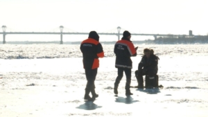 Амурские спасатели﻿ ловят рыбаков-экстремалов на неокрепшем льду﻿ водоёмов - gtrkamur.ru