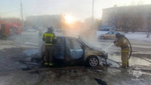 ЧП на дороге: в Благовещенске огнеборцы потушили горящую легковушку - gtrkamur.ru
