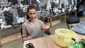 Юная амурчанка наравне со взрослыми из движения «Фабрика для СВОих» создает для бойцов изделия, спасающие жизни - gtrkamur.ru