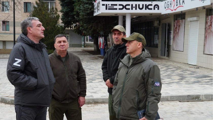 Василий Орлов оценил обновлённый реабилитационный центр и площадь Амвросиевки - gtrkamur.ru