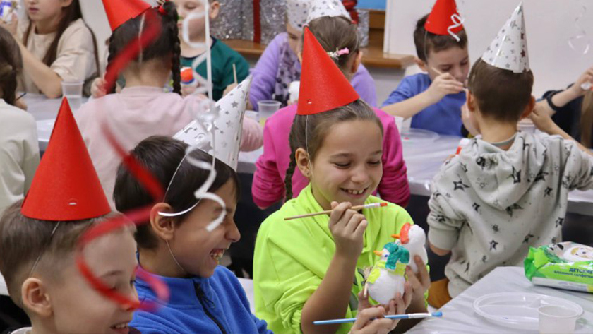 Побывали в Великом Устюге и прошли по тропе сказок: около 200 юных амурчан поздравили Деда Мороза с днем рождения - gtrkamur.ru