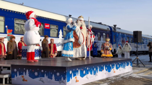 Поезд Деда Мороза встретили жители областной столицы - gtrkamur.ru