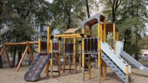 Курс на эстетику и комфорт: по поручению президента в Амурской области обновляют дворы - gtrkamur.ru