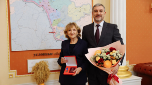 Губернатор Василий Орлов вручил награду амурской дорожнице с полувековым стажем - gtrkamur.ru