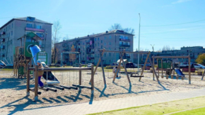 Качели, карусели и воркаут: в военном городке Екатеринославки появилась новая площадка - gtrkamur.ru