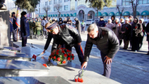 Память 17 полицейских увековечили на мемориальных плитах областного управления МВД - gtrkamur.ru