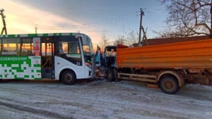 В областной столице из-за столкновения пассажирского автобуса с грузовиком пострадали четыре человека - gtrkamur.ru
