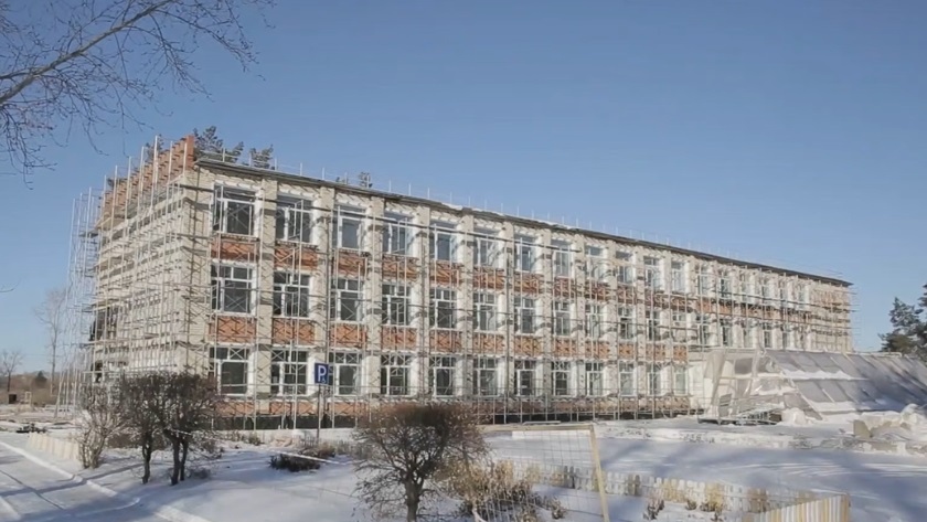 80% готово: первый в истории собственный актовый зал появится в школе № 1 села Возжаевка - gtrkamur.ru