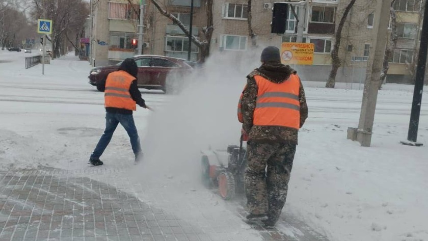 Обстановка на дорогах Благовещенска остается сложной — как работают коммунальные службы - gtrkamur.ru