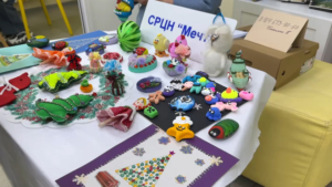 Изделия из керамики, бисера и полимерной глины: ярмарка талантов юных амурчан пополнила копилку помощи для СВО - gtrkamur.ru