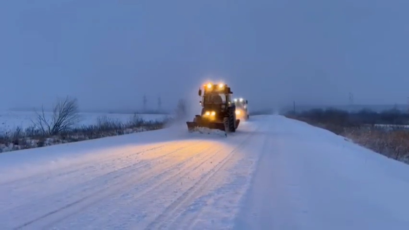Работа в круглосуточном режиме: почти 80 единиц техники очищают от снега региональные трассы - gtrkamur.ru