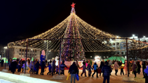 Ледовый городок с 13 скульптурами открыли в Белогорске - gtrkamur.ru