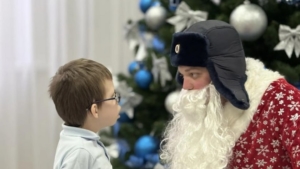 Стражи правопорядка устроили новогоднюю сказку для детей в Константиновском центре социальной помощи - gtrkamur.ru