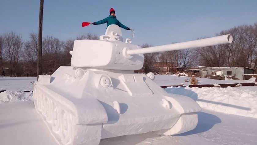 Внук попросил слепить танк: амурчанин создал снежный Т-34-85 - gtrkamur.ru