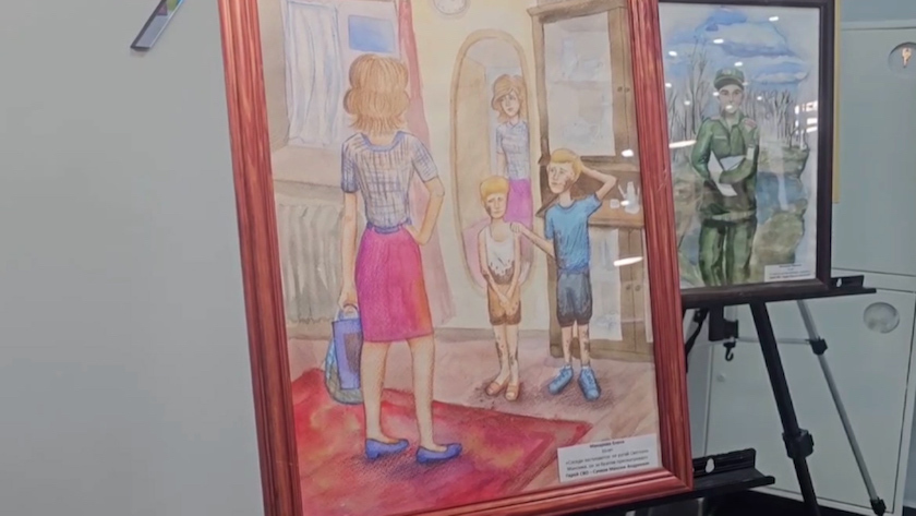 Матерям бойцов, погибших на СВО, посвятили выставку картин в региональном Фонде «Защитники Отечества» - gtrkamur.ru