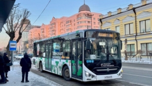 Несмотря на снег и гололёд: автобусы Благовещенска перевозят до 70 тысяч пассажиров в день - gtrkamur.ru