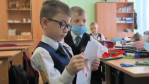 Свыше 400 посылок с новогодними презентами отправили амурские ребята бойцам СВО - gtrkamur.ru