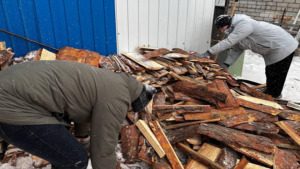 В Приамурье семьям участников СВО помогли заготовить дрова на зиму - gtrkamur.ru