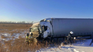 Два грузовых автомобиля столкнулись на трассе «Амур» в области – понадобилась помощь спасателей - gtrkamur.ru