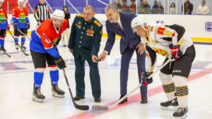 Амурские хоккеисты борются за Кубок Героя России Владимира Барахтенко - gtrkamur.ru