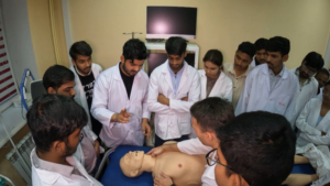 Адаптируются к чужой культуре, климату и менталитету: ряды будущих медиков впервые пополнили студенты из Индии - gtrkamur.ru