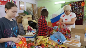 Больше тонны новогодних посылок в зону СВО отправили сковородинцы - gtrkamur.ru