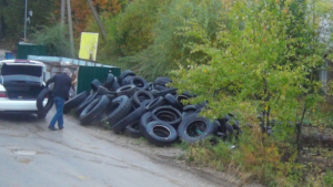 Свалка из шин на контейнерной площадке привела благовещенца к штрафу - gtrkamur.ru