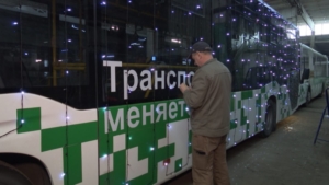 В областном центре три пассажирских автобуса на городских маршрутах украсили новогодним убранством - gtrkamur.ru