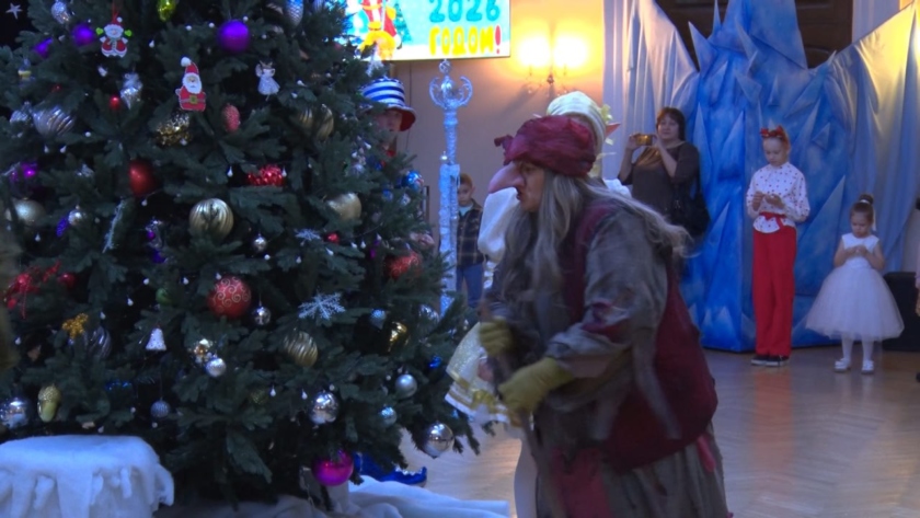 На первой губернаторской ёлке этого года в областном центре побывало свыше 150 юных амурчан - gtrkamur.ru