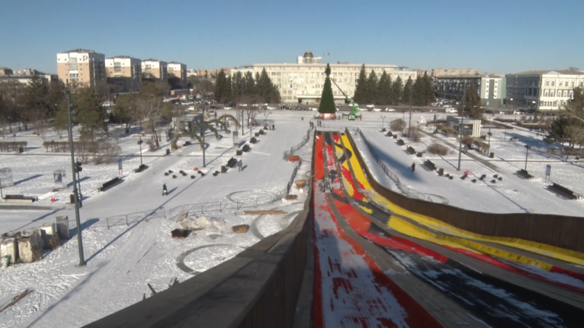 Жители Благовещенска поделились впечатлениями о новогоднем убранстве на главной площади областного центра - gtrkamur.ru