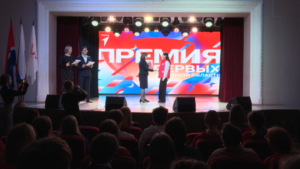 Учатся, поют и ходят в совместные рейды: амурским школьникам-активистам вручили «Премию Первых» - gtrkamur.ru