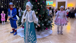 Первую губернаторскую елку в этом году провели в Амурском театре кукол - gtrkamur.ru