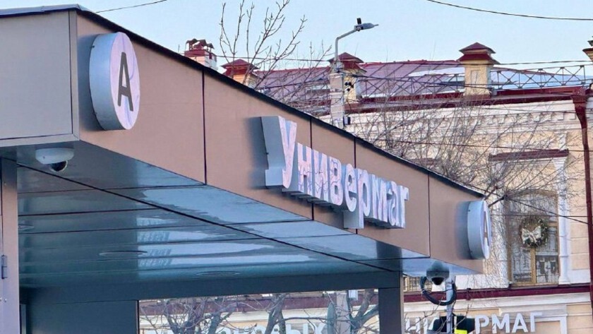 Лавочки с опорой, камеры и зарядки: в Благовещенске продолжают обновлять остановки - gtrkamur.ru