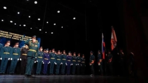 Офицерские погоны — из рук губернатора. В Благовещенске прошла 115 церемония выпуска в ДВОКУ - gtrkamur.ru