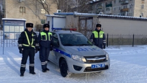 Госавтоинспекторы помогли самарскому водителю с поломкой на трассе «Амур» - gtrkamur.ru