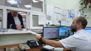 С боевой медалью — на трудовой пост. Сергей Дьячков из Белогорска продолжает службу на стальных магистралях - gtrkamur.ru