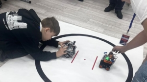 Ёлку захватывали роботы. В области завершился «Crazy Robo» — турнир для будущих IT-гениев - gtrkamur.ru