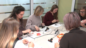 Конкурсы и мастер-классы организовали ко Дню матери в Семейном МФЦ - gtrkamur.ru