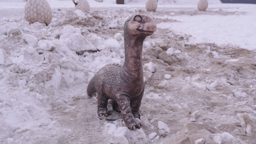 QR-коды и бронзовый динозавр: в Благовещенске завершили благоустройство центра «Трибуна-Холл» - gtrkamur.ru